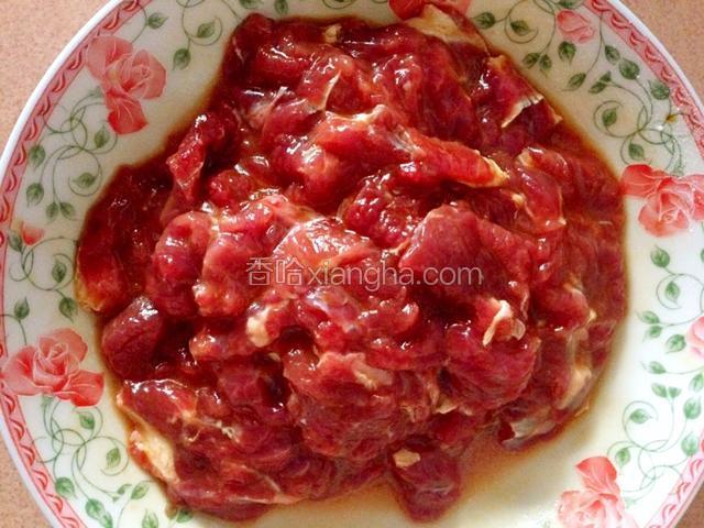 牛肉加入一勺料酒，一勺油，两勺蚝油，少许胡椒粉，少许盐，少许淀粉抓均匀腌制半个小时
