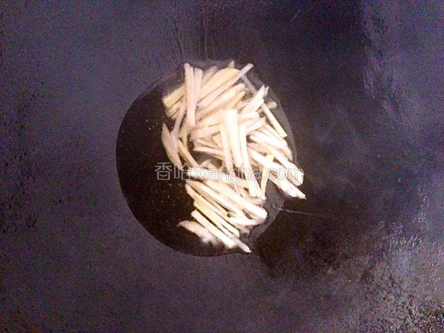锅里放油，爆香姜丝