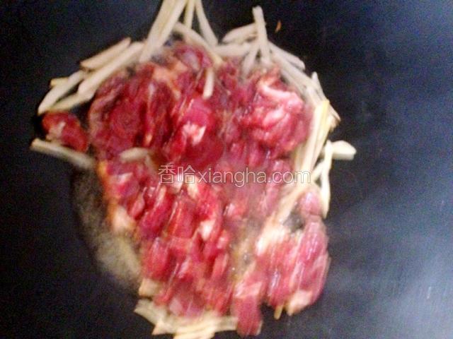 然后放入牛肉，大火快速翻炒