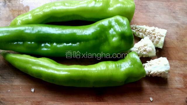 将辣椒洗干净，辣椒的两头去掉，把籽挖出来。