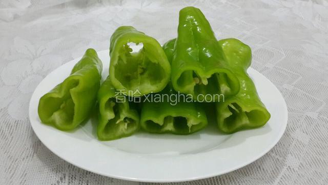 将挖掉籽的辣椒切成两半备用。
