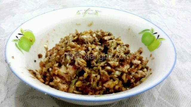 将五花肉,葱,香菇一起剁成泥，然后用料酒，香油，老抽，盐一起调制成肉馅。