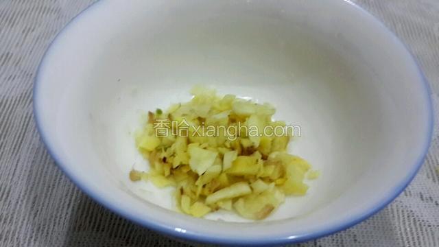 在蒸辣椒的同时把姜和大蒜切成末一会儿调汁备用