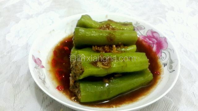 把蒸盘里蒸辣椒的汤汁倒回炒菜锅里，等汤汁开后放入姜末，蒜末，再放入生抽,耗油，等汤汁煮开后把它淋在辣椒上,辣椒酿肉就做好啦。