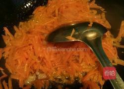 胡萝卜炒五彩面片的做法图解2