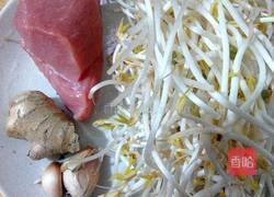 瘦肉炒豆芽的做法图解1