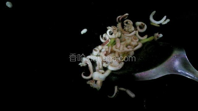 炒锅放油炒鱿鱼，加盐，生抽，姜入味。