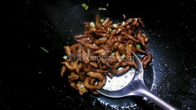 肉丝放一个鸡蛋，盐，淀粉拌匀加葱丝炒熟。