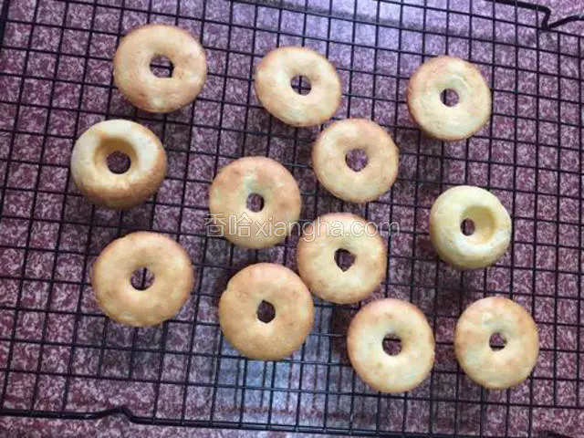 烤好出炉倒扣震出甜甜圈晾凉，