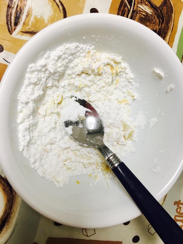 把柠檬皮和糖粉搅拌在一起，用汤匙按压柠檬皮和糖粉，这样柠檬的清香就可以融入到糖里面蛋糕出来会很香哦. （这时候可以预热烤箱160 摄氏度 /325 华氏度）