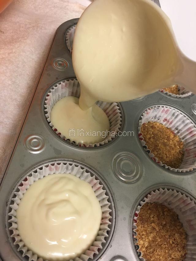 把蛋糕底从冰箱拿出来，把蛋糕糊倒入烤盘约8 分满