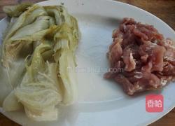 酸菜炒肉的做法图解1