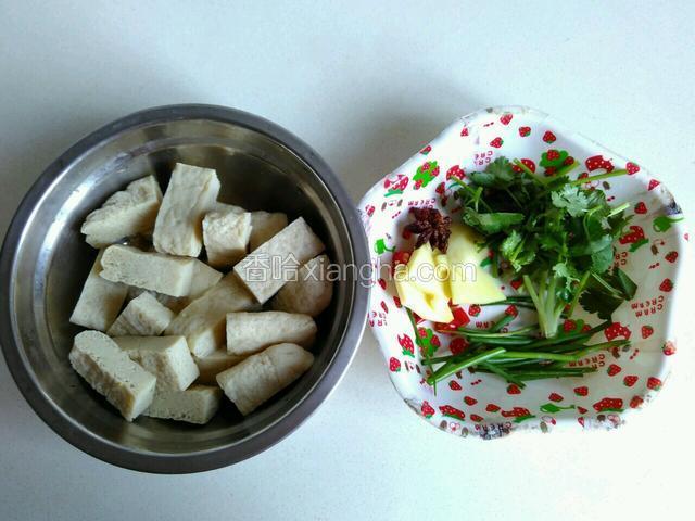 冻白干切块，葱切段，香菜切段，姜切片，小米椒切碎