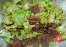 包菜炒香肠的做法图解6