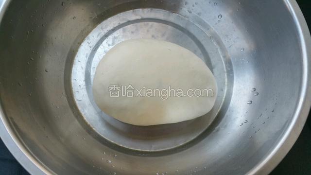 面粉加适量温水揉成面团醒15至20分钟。