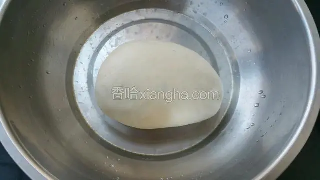 面粉加适量温水揉成面团醒15至20分钟。