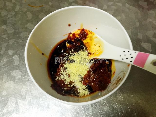 酱油，香辣酱，老干妈和郫县豆瓣的比例为2比1比1比1.
然后加油泼辣子适量根据自己的口味，加盐和鸡精，搅拌均匀，待用
