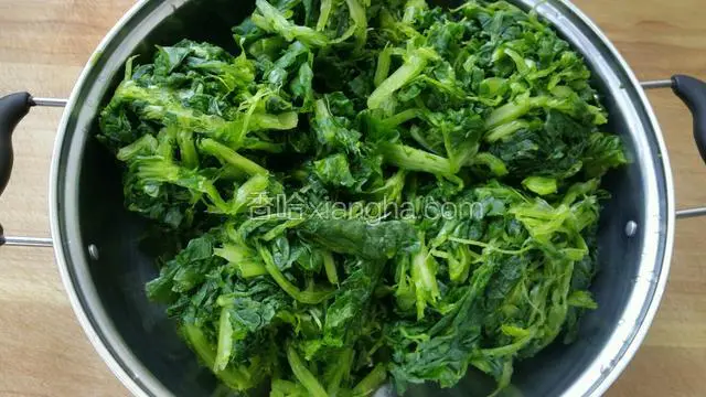 小白菜洗净放盐用手使劲搓至体积变小在挤去多余水份。