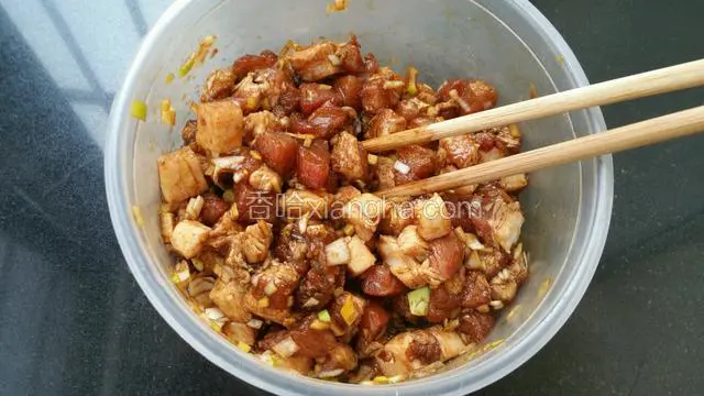 肉切块，葱姜切末装盆加酱油，五香粉腌渍30分钟入味。