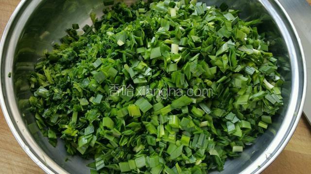 韭菜洗净沥干水分切碎装盆。