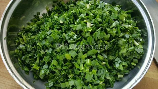韭菜洗净沥干水分切碎装盆。