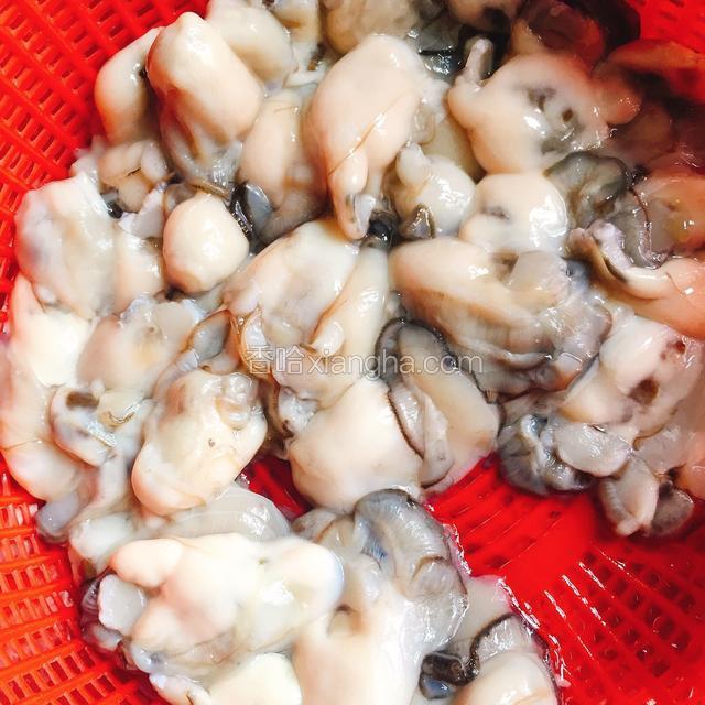 蚝仔用生粉抓洗，再用清水清洗干净沥干