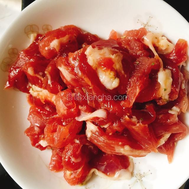 瘦肉切条、加入一小勺蚝油和白胡椒粉抓匀腌制