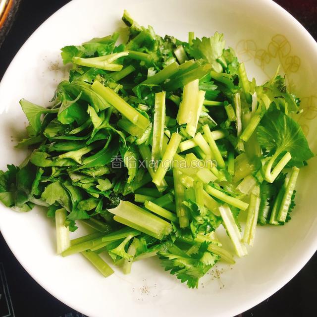 香菜洗净切碎段