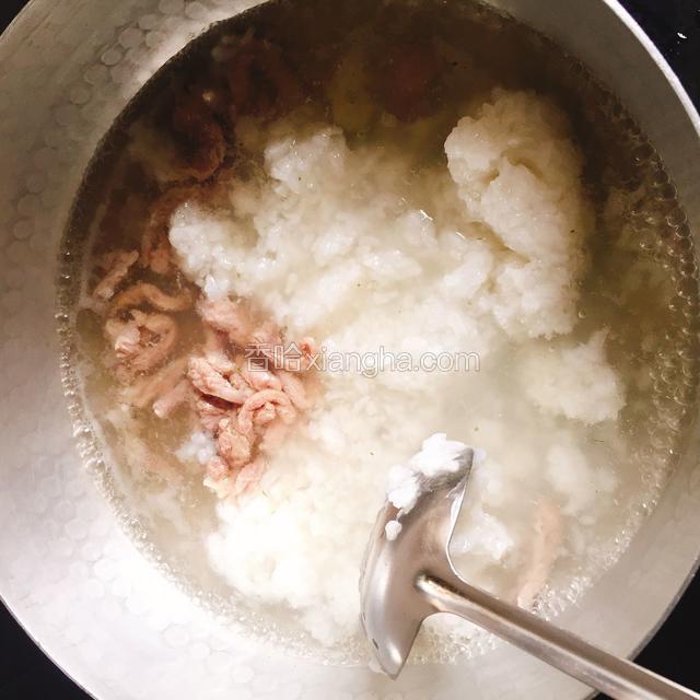 锅里加入适量水烧开，水烧开后倒入剩饭搅散，再把瘦肉放入