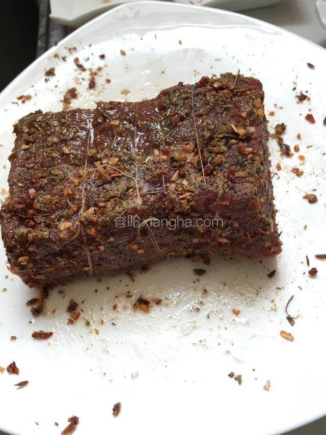 将香料均匀抹在牛肉四周