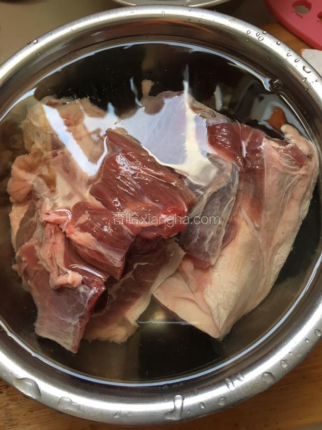 牛肉切开浸水，1小时后倒去血水