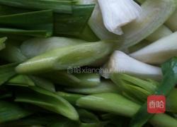 蒜苔炒鱿鱼的做法图解2