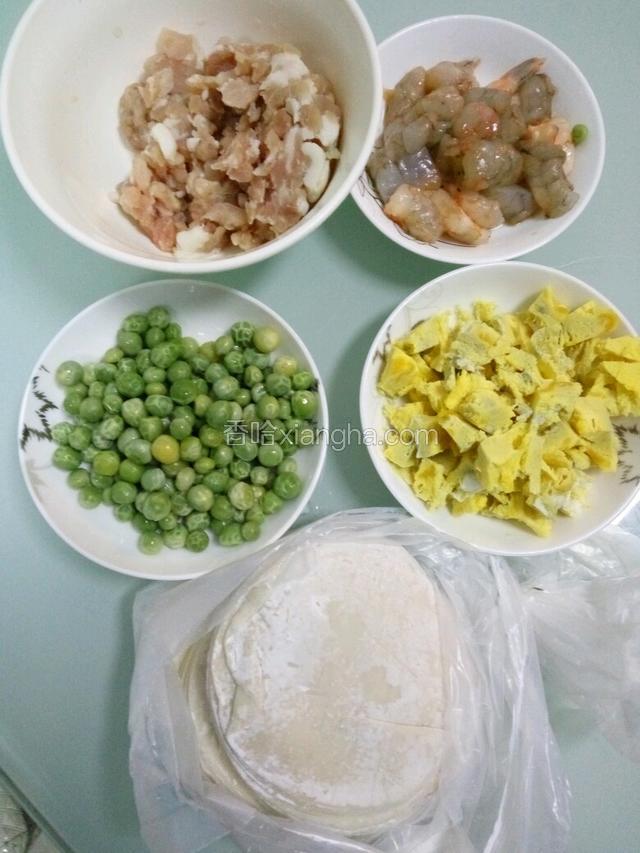 糯米洗净煮出较硬的饭，也可蒸，但那要提前浸米，同时准备好其它食材，鸡蛋羹是在煮饭时放在蒸笼上蒸的