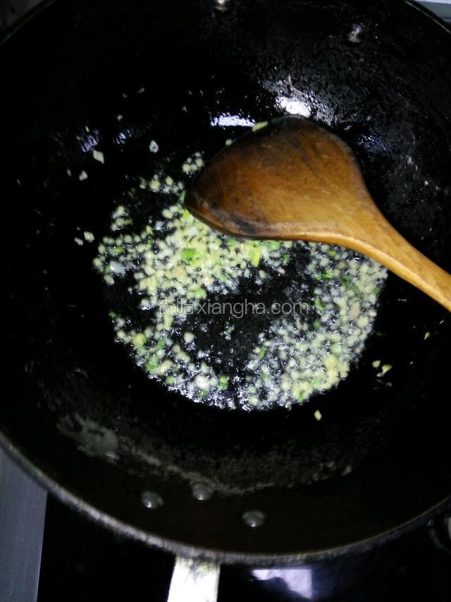 热锅冷油加入葱姜