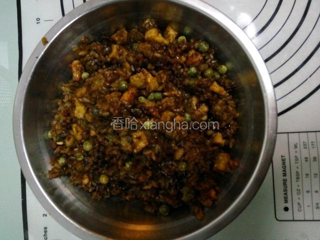 翻炒均匀后最后加入冷却好的糯米饭，炒匀后加入味精起锅