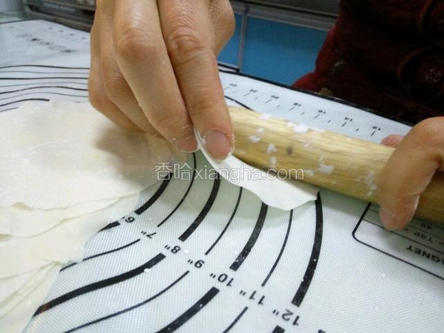 用擀面杖将饺子皮擀薄