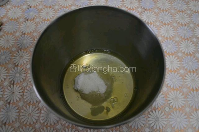 蛋清中加入30克糖和1克泡打粉！