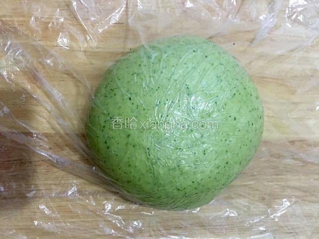 然后盖上保鲜膜，让面团在室温下静置15分钟。