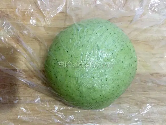 然后盖上保鲜膜，让面团在室温下静置15分钟。
