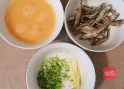 鱼仔煎蛋的做法图解1