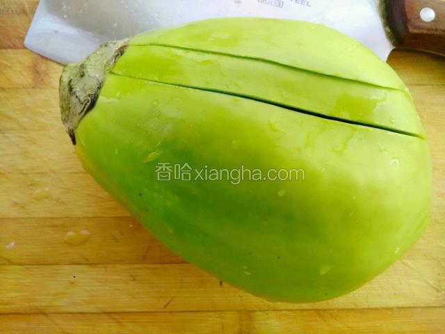 用到从茄子的边部位。开始切片，顶部不要切段了如图切。