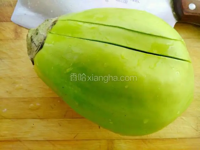 用到从茄子的边部位。开始切片，顶部不要切段了如图切。