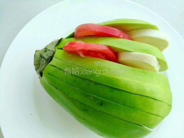 取一切番茄，和杏鲍菇。夹在茄子上，