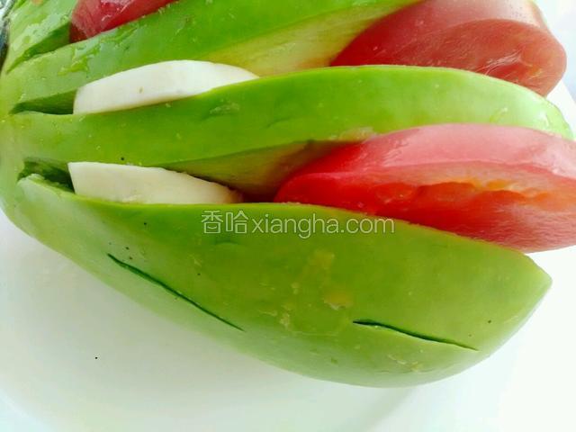 在茄子边上用小刀，切一个小口，把蒜片放进去。