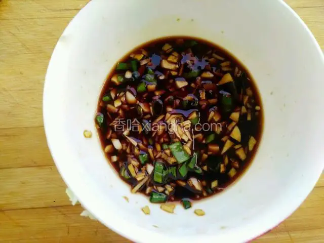 准备，调味汁，姜末。蒜末，葱末。盐。醋。糖。搅拌均匀