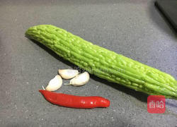 凉拌苦瓜的做法图解1