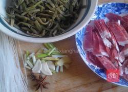 豆角丝炖肉的做法图解1