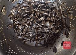 五香炒瓜子的做法图解1