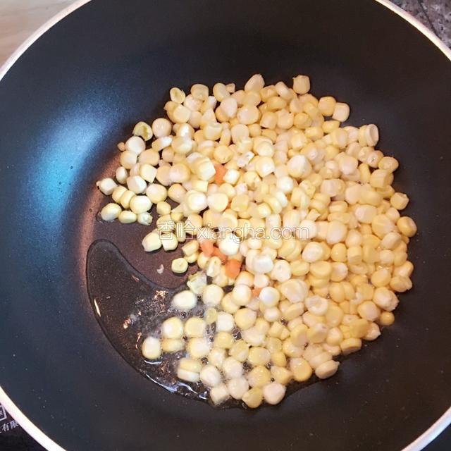 倒入玉米粒炒几下