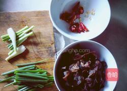 木耳炒肉的做法图解2